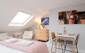 Cosy Loft Retreat, King Bed, En-Suite, Kitchenette, Homestay